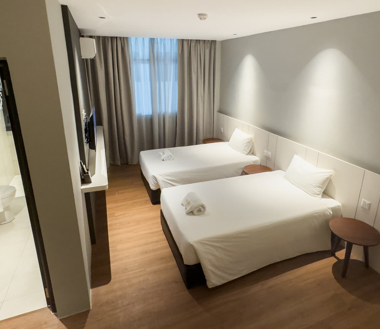 Deluxe Twin Room (With Window)