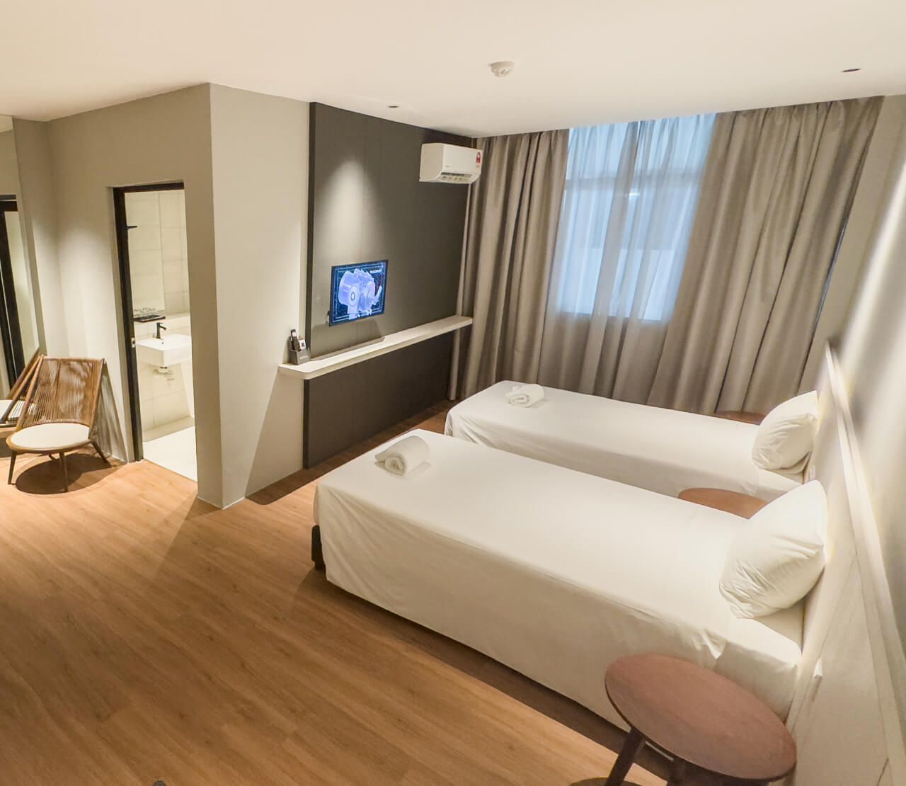 Deluxe Twin Room (With Window)