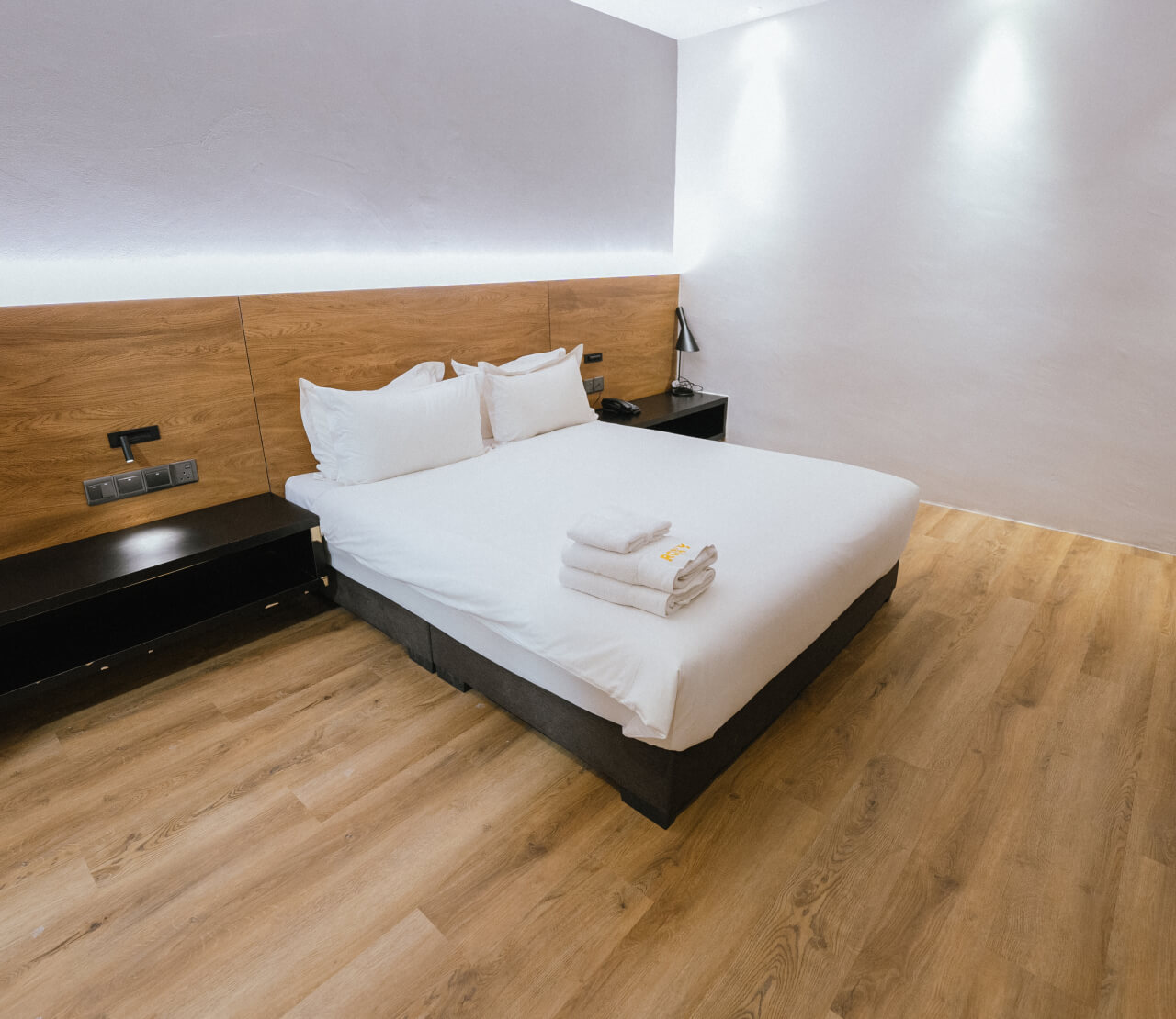 Deluxe Queen Room (No Window)