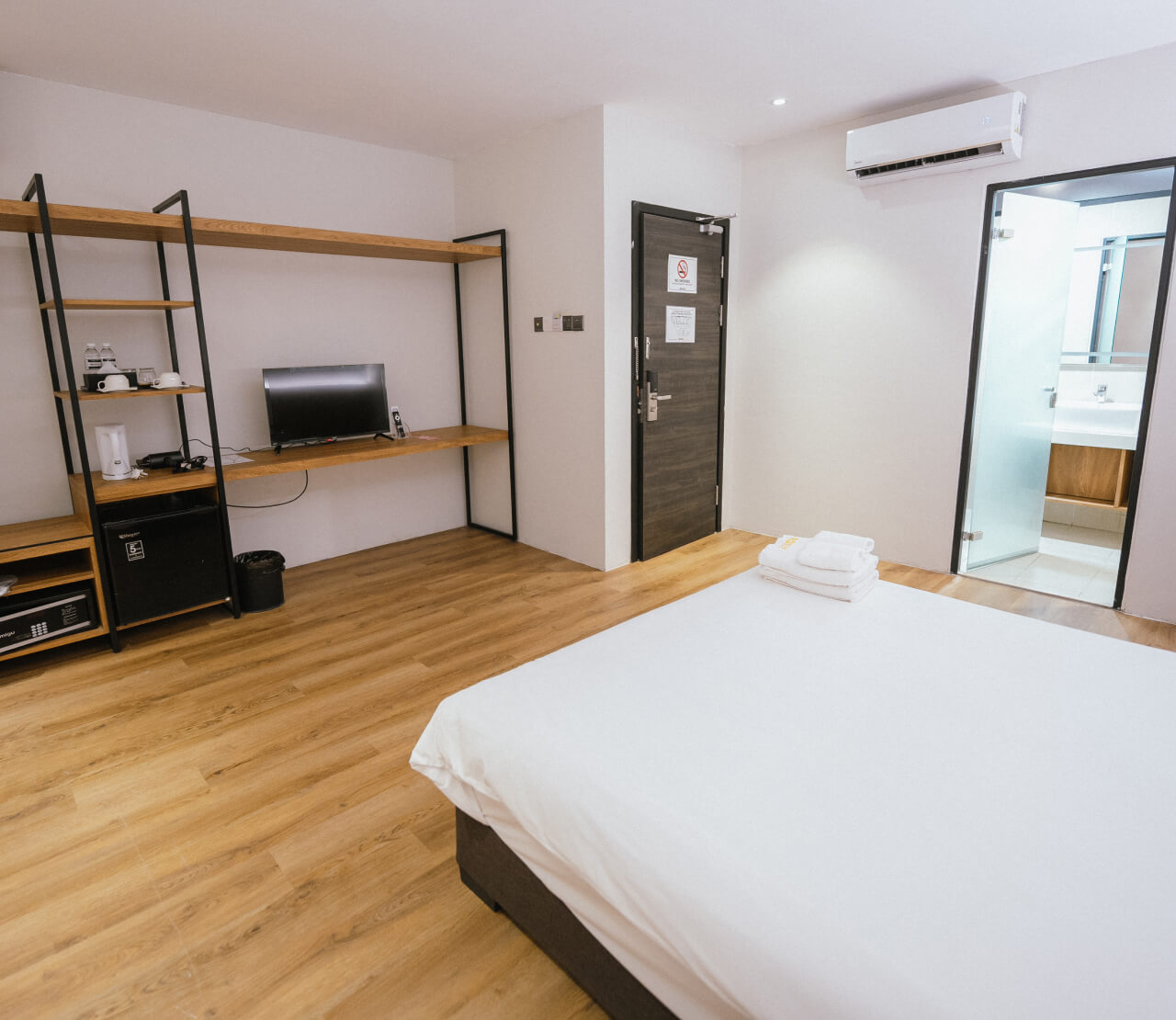 Deluxe Queen Room (No Window)